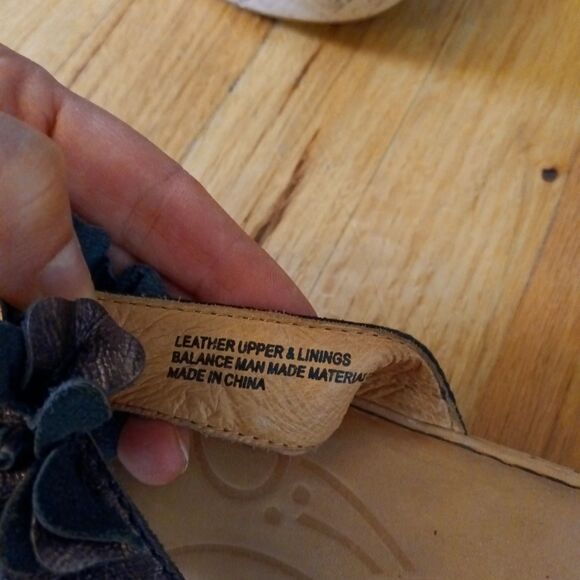 BORN Metallic Rose Leather Flower Thong Sandals Women's sz 9 flip flop - Picture 7 of 8